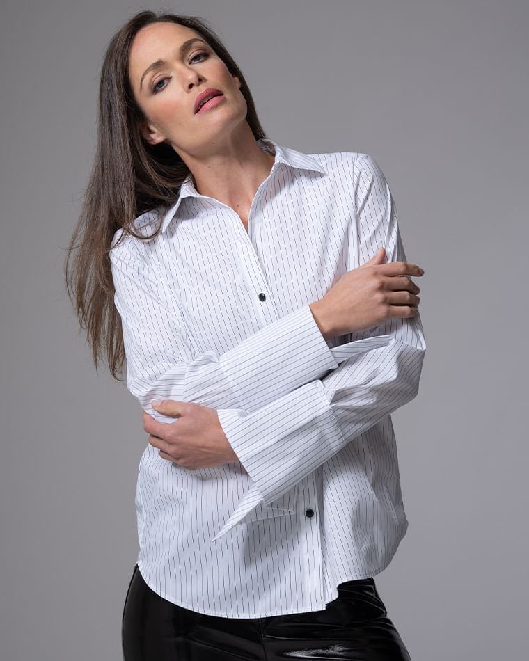 woman wearing Regular Collar shirt