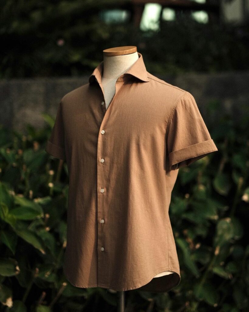 Men's cotton cutaway collar short sleeve untucked shirt
