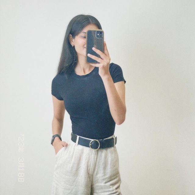 girl wearing linen pants with basic t-shirt